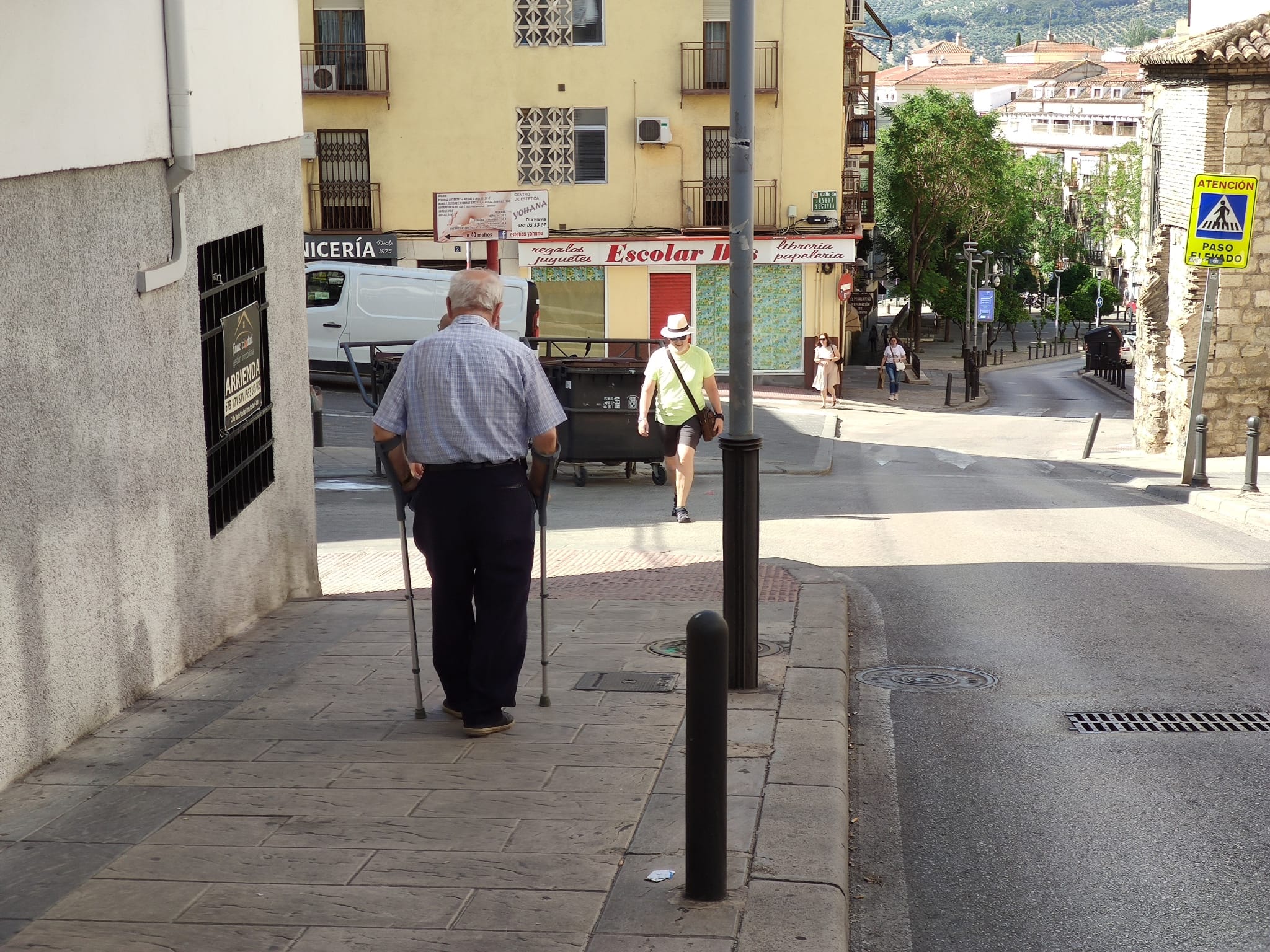 Personas pasean por el centro de Jaén durante un día de verano