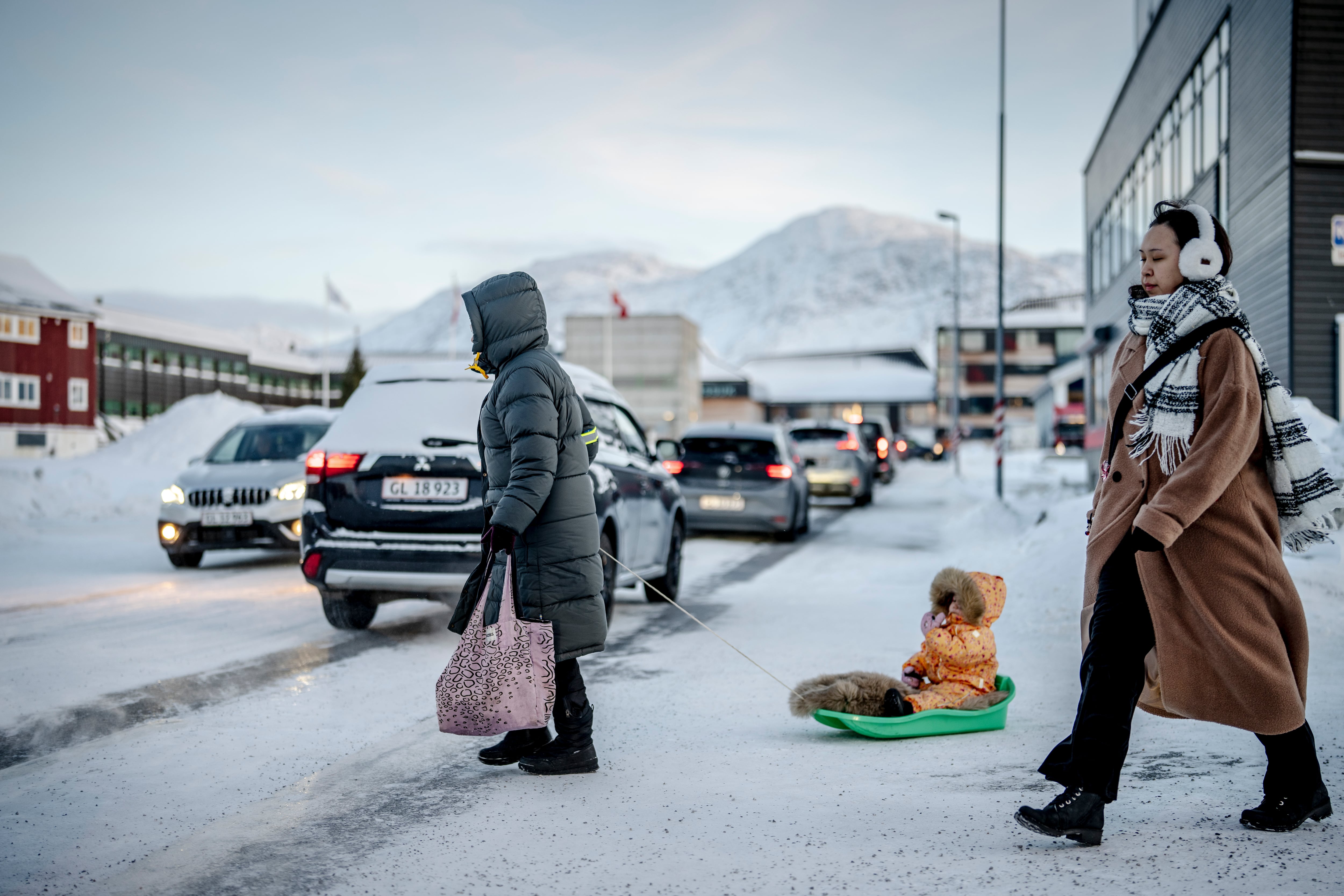 Residentes groenlandeses en una calle de Nuuk esta semana
