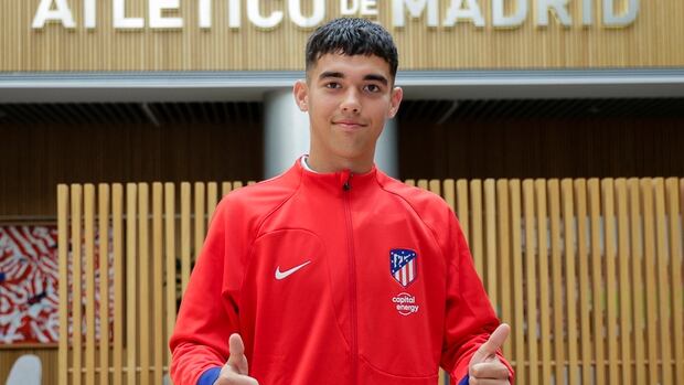 Álvaro Miralles firma su primer contrato profesional con el Atlético de Madrid