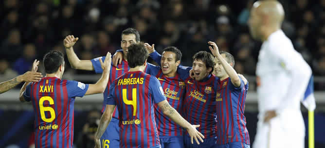 Los jugadores del Barcelona celebran el cuarto gol obra de Leo Messi