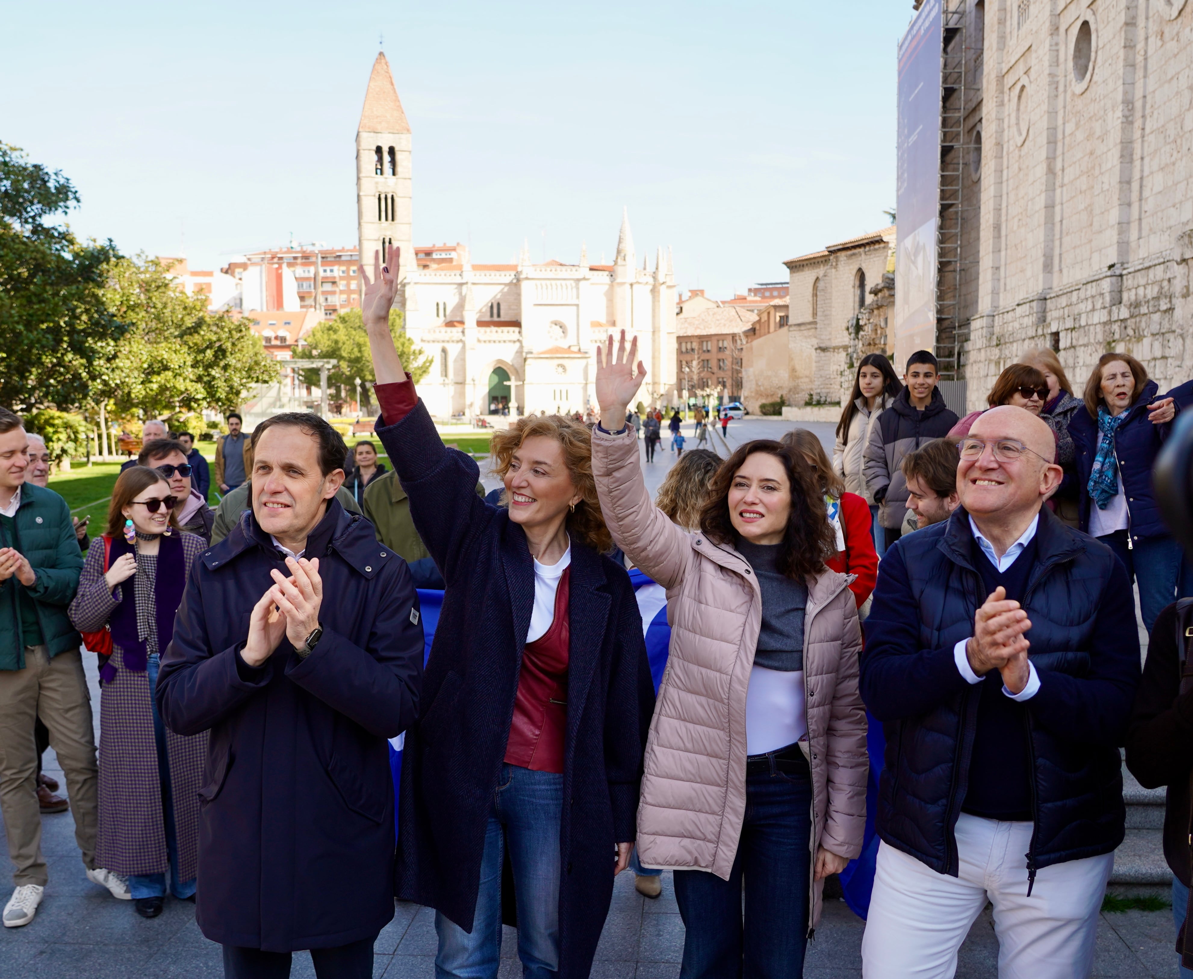 La presidenta de la Comunidad de Madrid y del PP madrileño, Isabel Díaz Ayuso, participa en un acto en Valladolid, con la cabeza de lista por la provincia vallisoletana, María Pardo; el alcalde de la ciudad, Jesús Julio Carnero, y el presidente de los populares vallisoletanos, Conrado Íscar. Ayuso se da un paseo por la ciudad