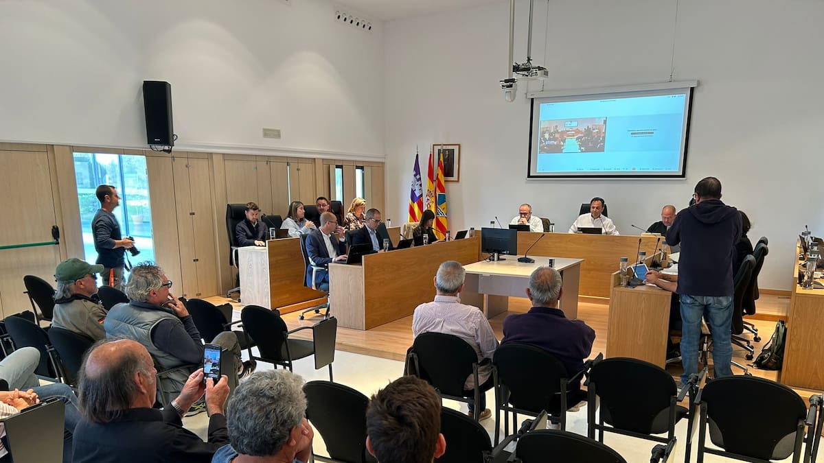 Córdoba dice que no adjudicará los quioscos "para no salir esposado por la Guardia Civil" y el pleno le insta a hacerlo