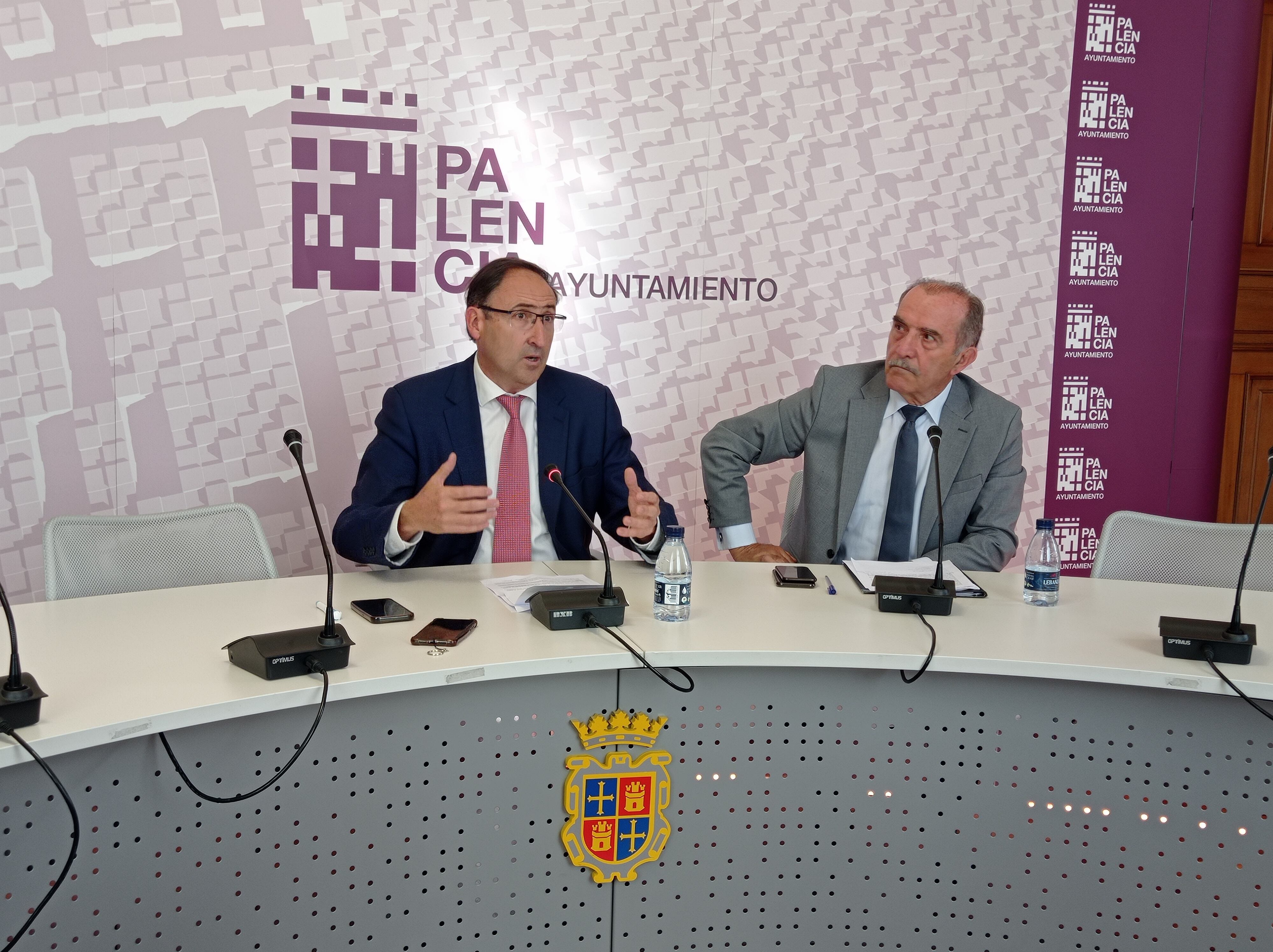 Alfonso Polanco y Luis Fernández en rueda de prensa