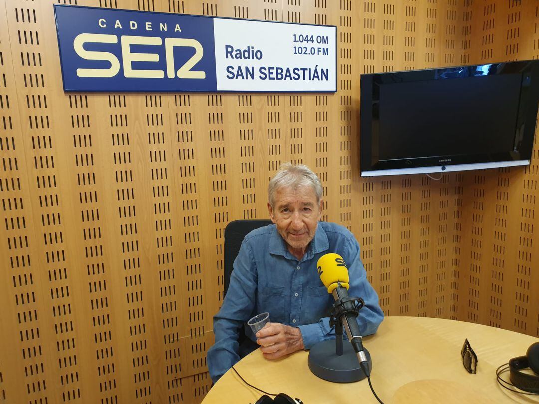 José Sacristán en los estudios de Radio San Sebastián.