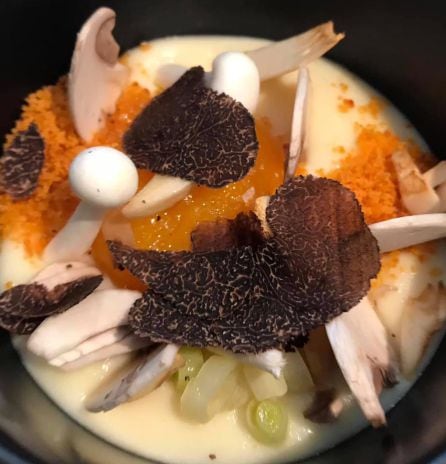 Tallos, raíces y tubérculos con yema de corral trufada.