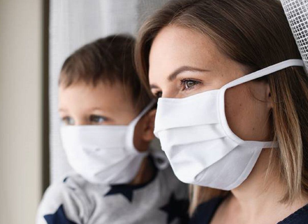 Madre e hijo, ambos con mascarilla