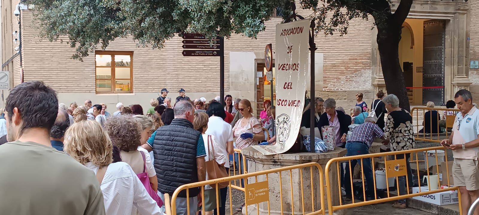 Reparto de chocolate con churro y bizcochos por la Asociación de vecinos del Casco Antiguo