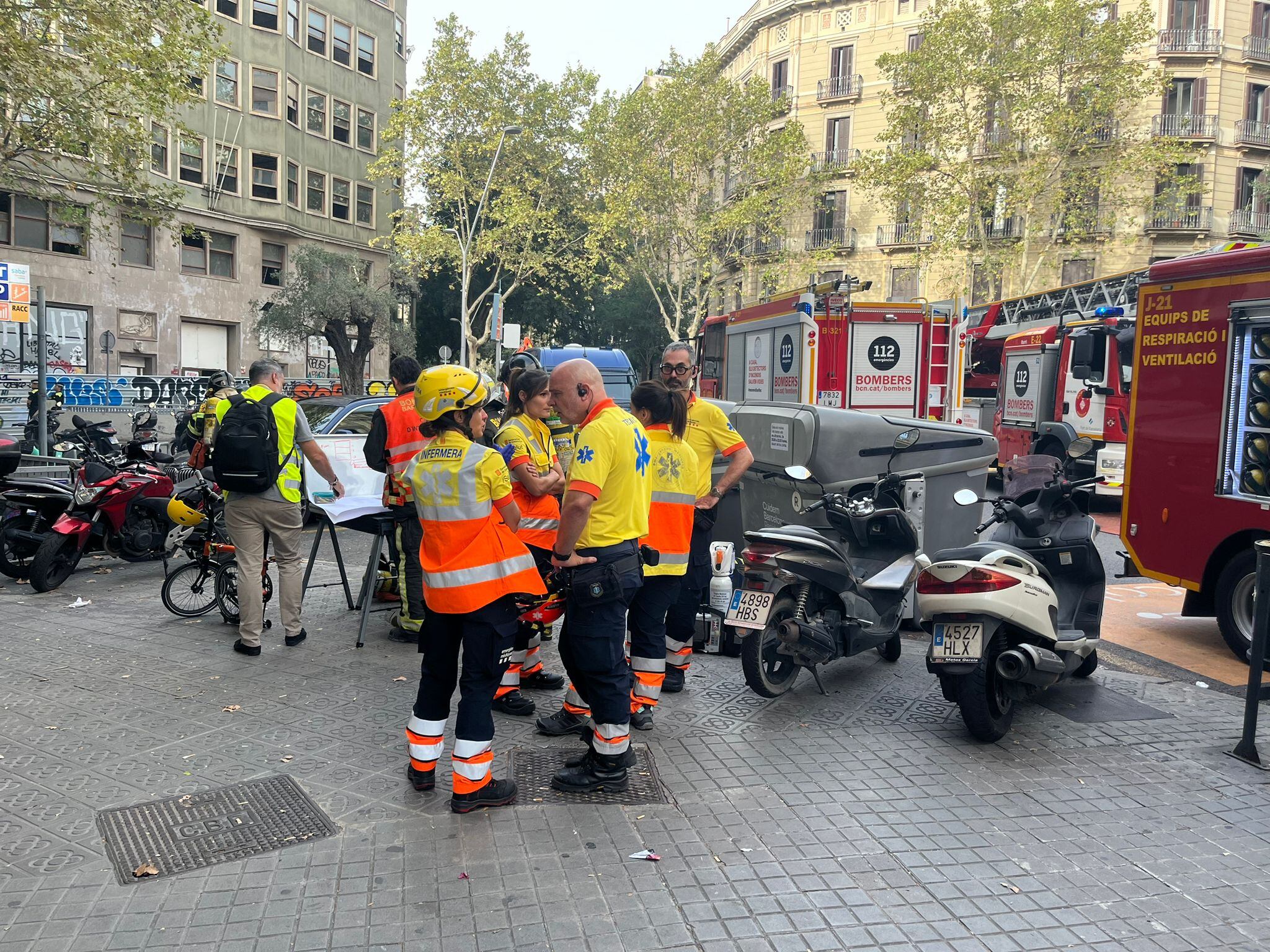 Arxiu: Bombers, Guàrdia Urbana i tècnics sanitaris treballant