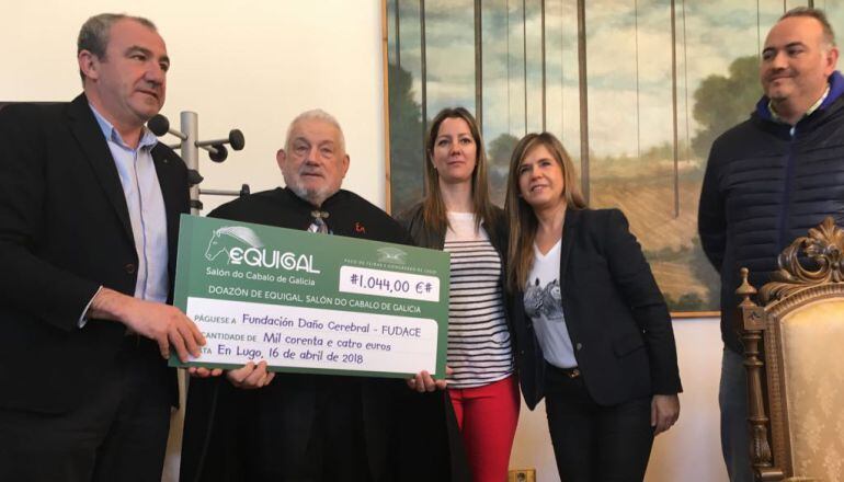 Entrega del cheque donado por Equigal a FUDACE