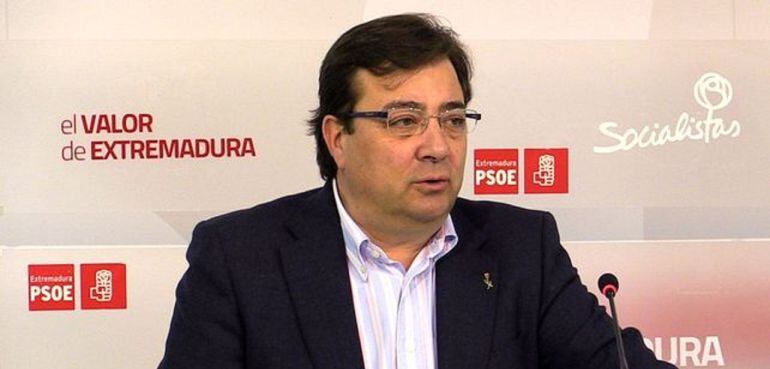 Guillermo Fernández Vara, en la sede regional socialista