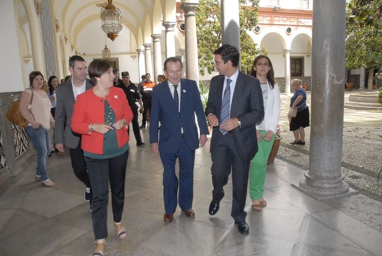 El consejero De Llera, en su visita al Ayuntamiento de Granada acompañado por Paco Cuenca y Sandra García.