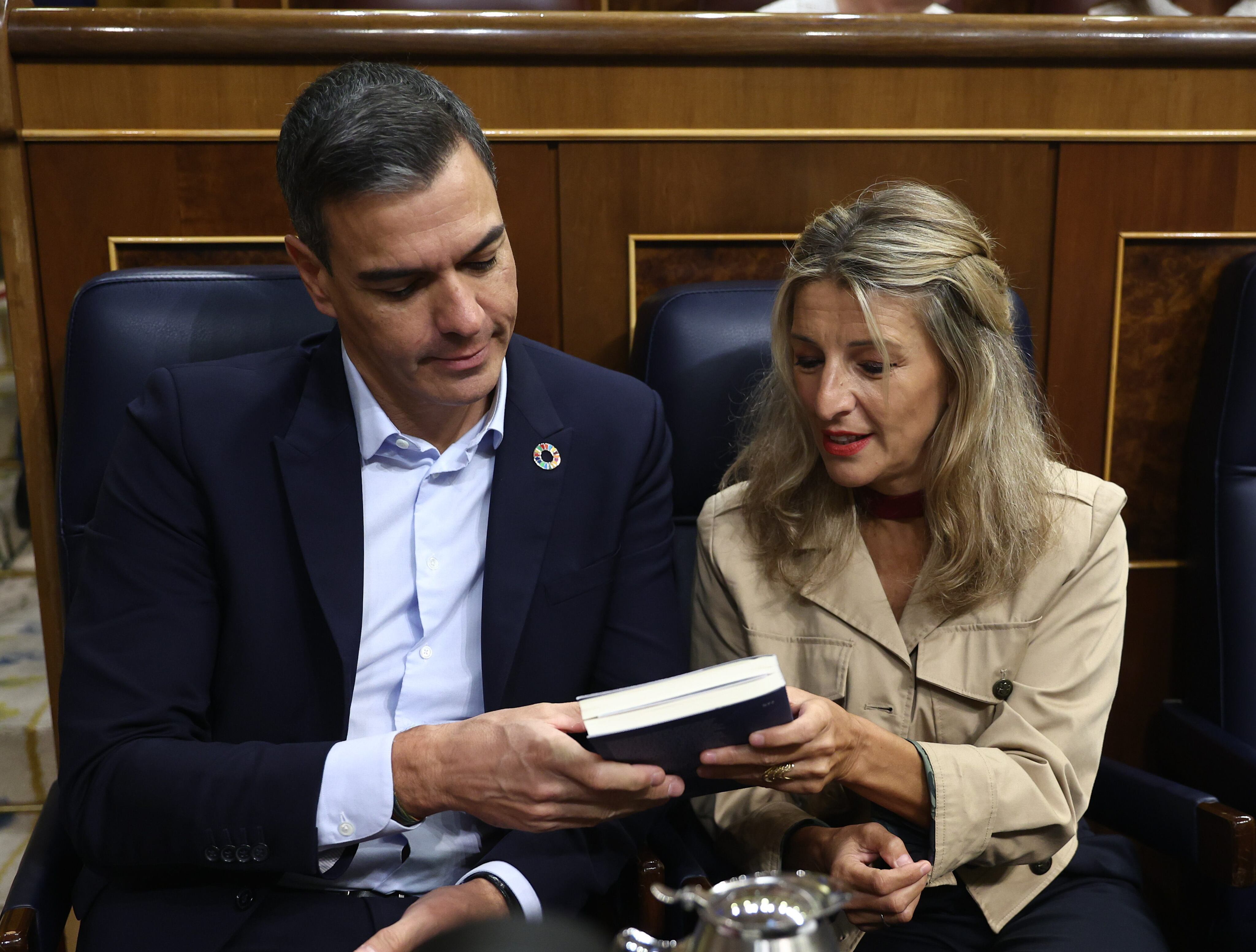 El presidente del Gobierno, Pedro Sánchez, junto a la vicepresidenta segunda y ministra de Trabajado, Yolanda Díaz.