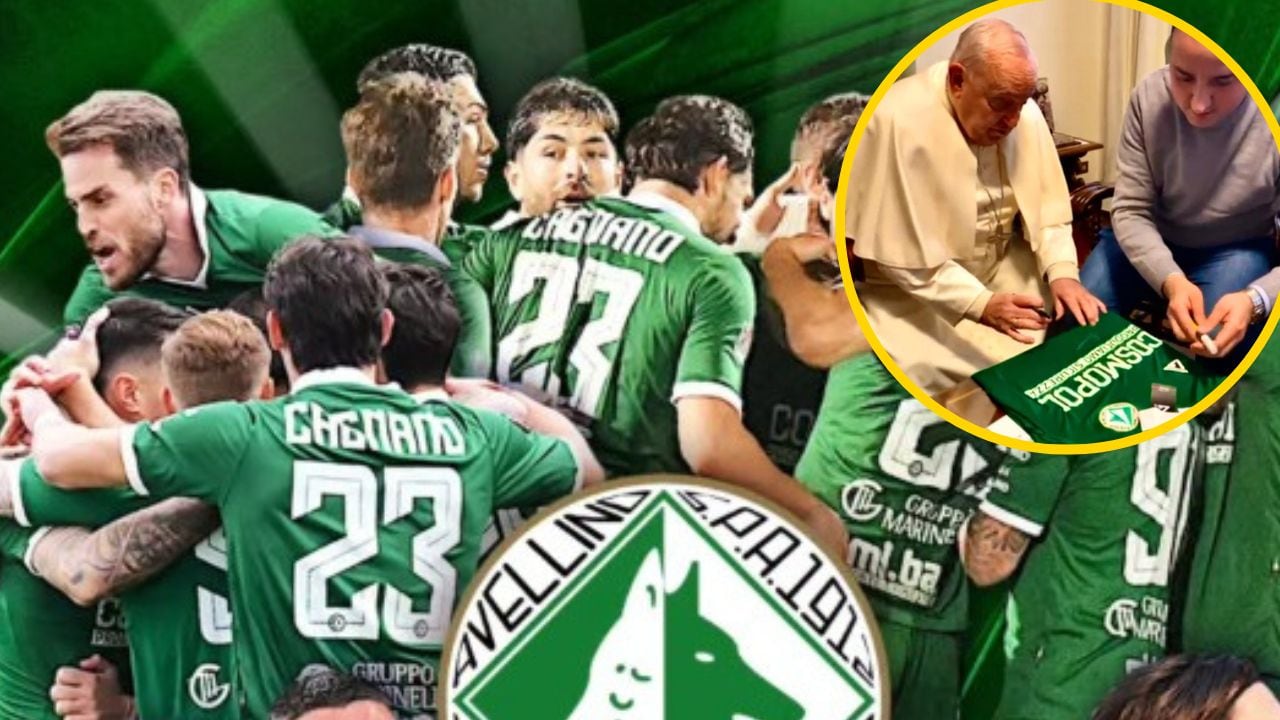 El Avellino publica una foto del papa Francisco firmando la camiseta