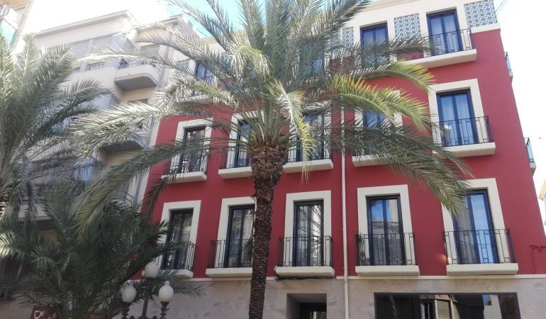 Bloque de apartamentos rehabilitados en la calle San Vicente, en pleno centro de Alicante, para su alquiler turístico.