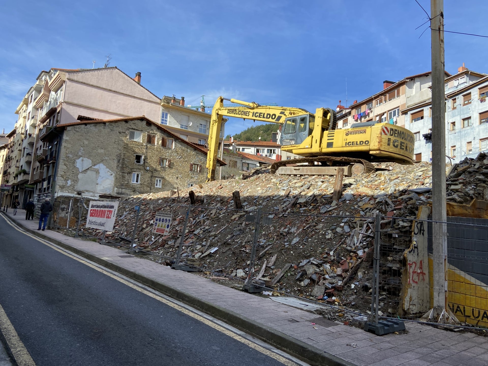 Los escombros son consecuencia del derribo de varios edificios en ruina