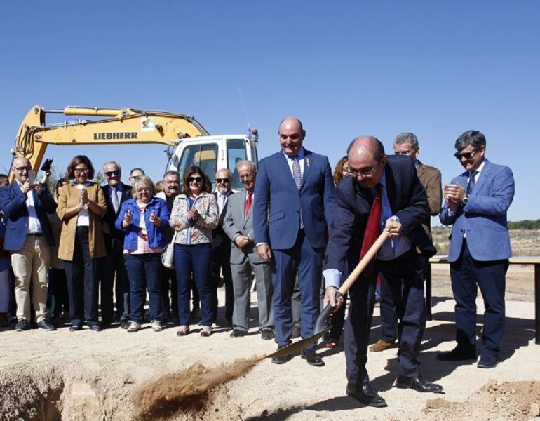 Javier Lambán coloca la primera piedra del futuro hospital de Alcañiz el 6 de octubre de 2017