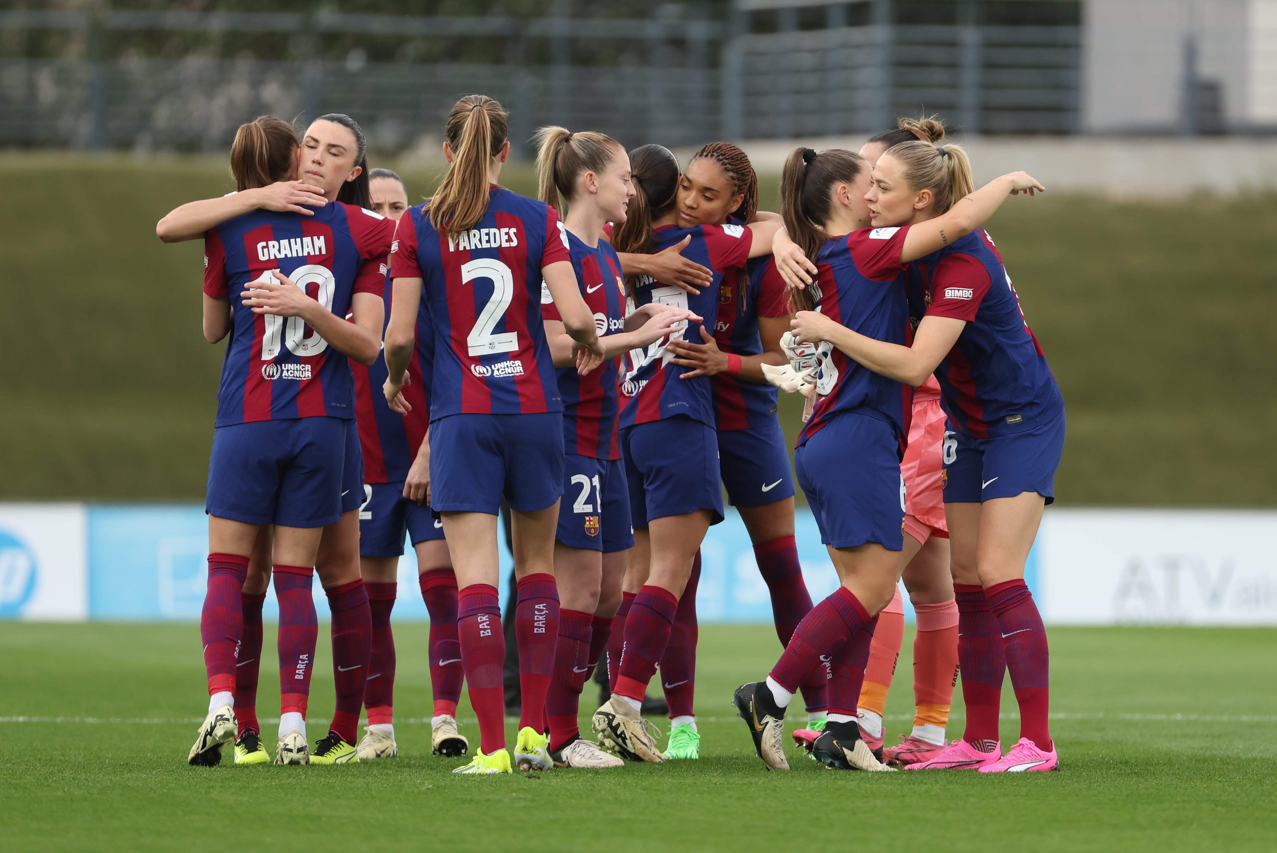 MADRID, 24/03/2024.- Las jugadoras del Barça se conjuran antes del encuentro de la jornada 21 de Liga F entre Real Madrid y FC Barcelona, este domingo en el estadio Alfredo Di Stéfano en Madrid. EFE/Kiko Huesca
