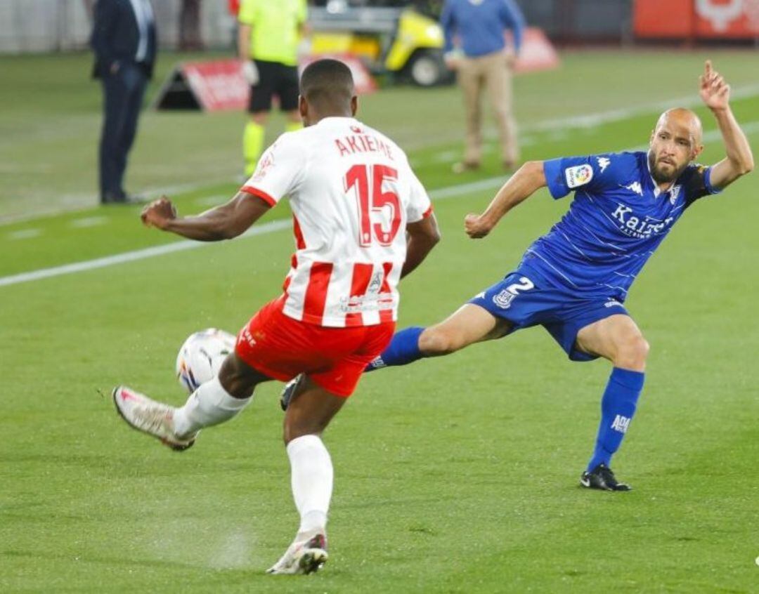 Jugadores del Alcorcón y el Almería en el partido que les enfrentó este lunes