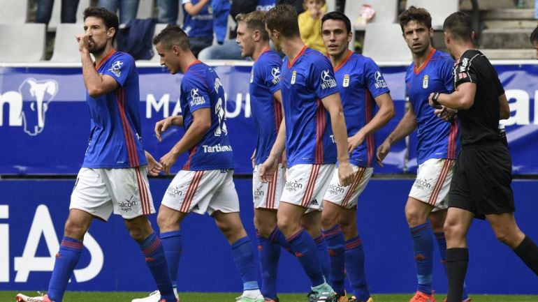 Los jugadores del Oviedo celebran un gol 