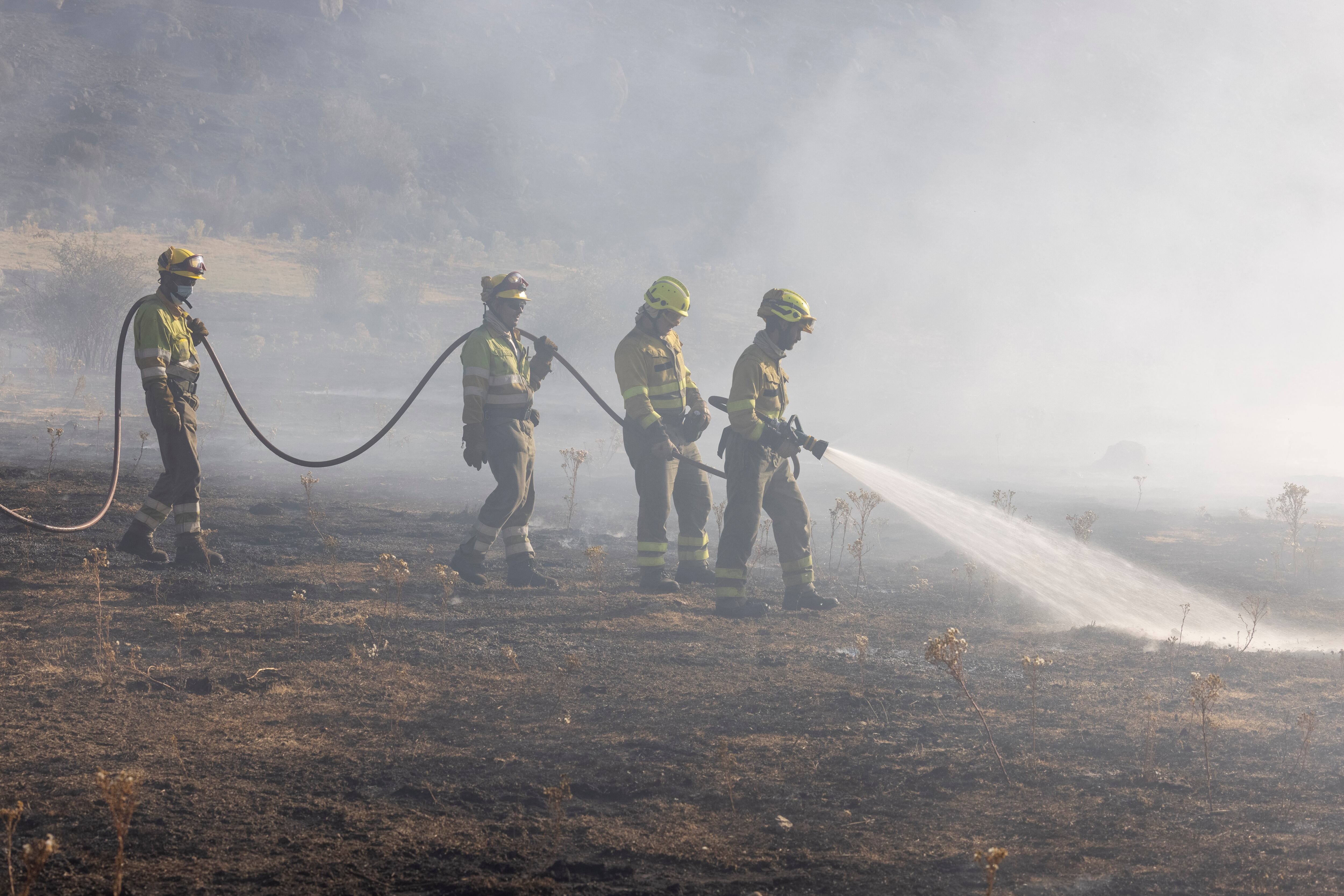 Consecuencias del incendio iniciado en Navalacruz a su paso por Riofrío (Ávila).
En la foto, una cuadrilla de tierra trabaja para sofocar el incendio subterráneo que continua en Riofrío.
Ávila, 20-08-2021
Foto: Ricardo Muñoz-Martín