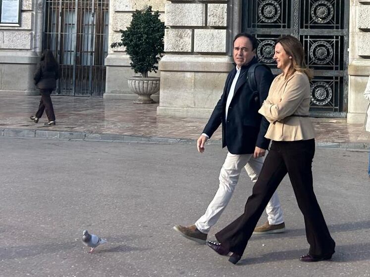 Juanfran Pérez Llorca y María José Catalá saliendo del ayuntamiento de València tras una reunión de los populares