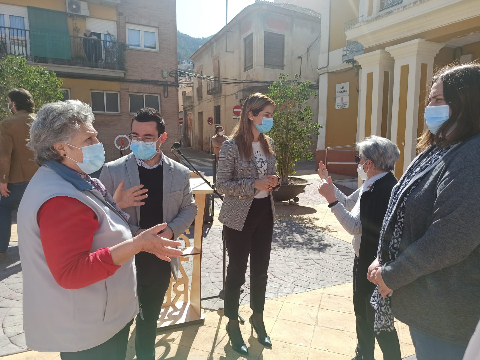 La concejala de Movilidad Sostenible, Carmen Fructuoso, conversa con varios vecinos de la pedanía de Algezares