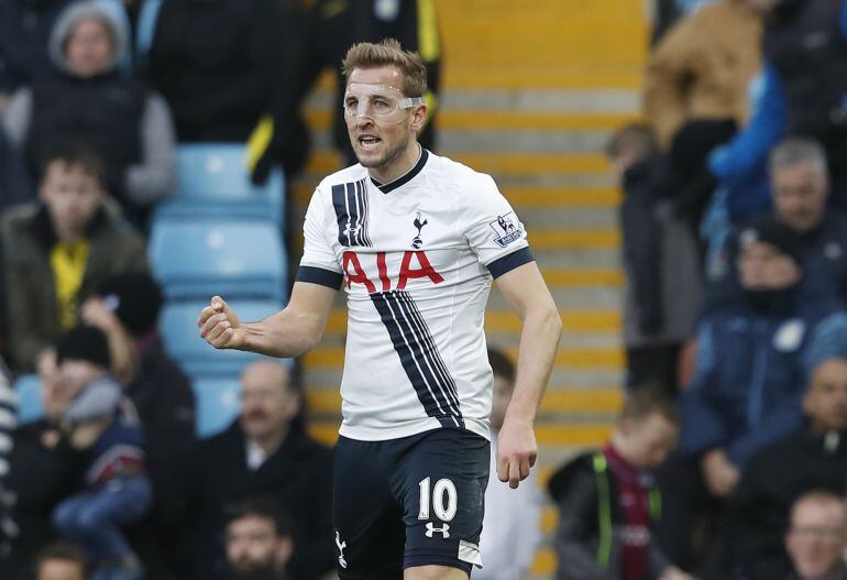 Harry Kane celebrando uno de los dos goles anotados ante el Aston Villa.