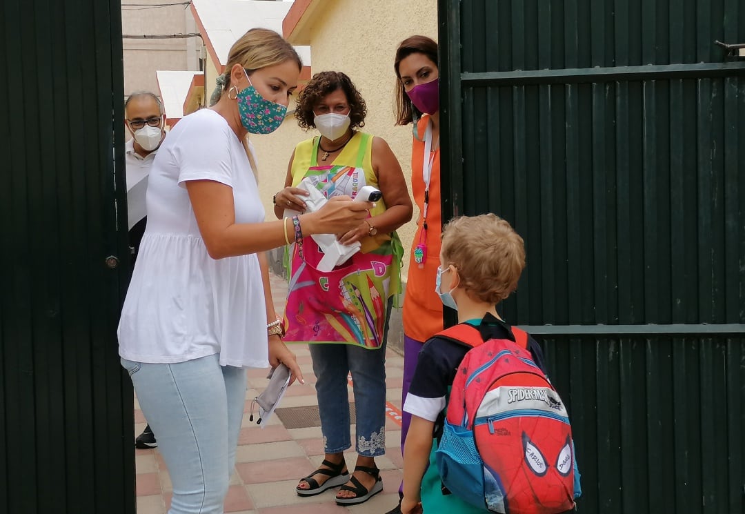 Los protocolos Covid19 definidos para el regreso a las aulas de Canaria incluye la toma de temperatura antes de que los estudiantes entren en el centro escolar