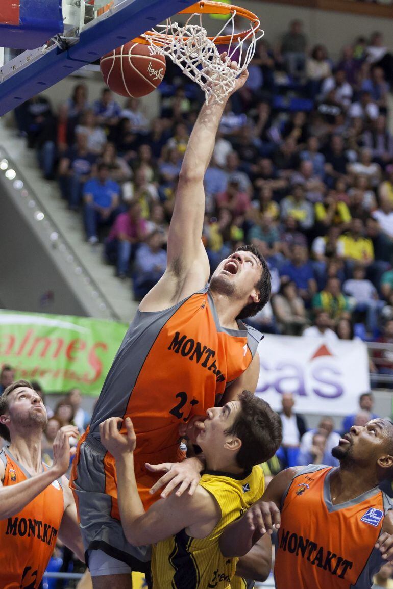  El pívot croata del Montakit Fuenlabrada Josip Sobin entra a cansata ante la oposición del escolta italiano del Iberostar Tenerife Nicolás Richotti (2d), durante el partido de la 28ª jornada de la Liga ACB.