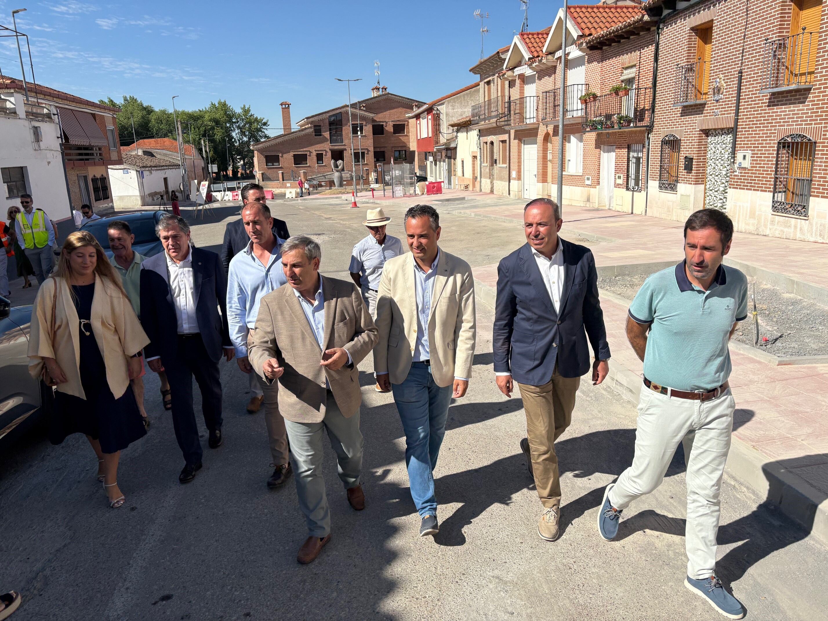 El consejero de Movilidad de la Junta de Castilla y León, José Luis Sanz Merino, visita Serrada