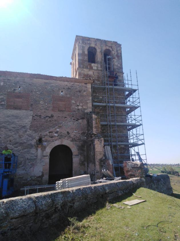 Las obras han comenzado con la instalación de andamios en la torre del templo