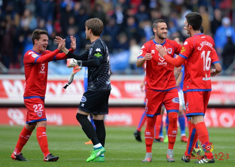 Los jugadores rojillos celebran la victoria ante el Oviedo en Los Pajaritos.