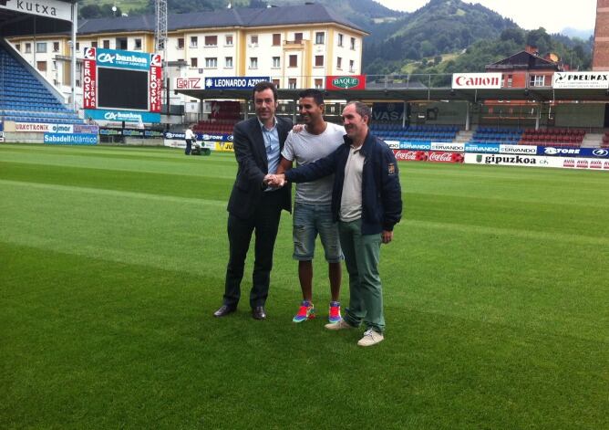 Ángel Rodríguez posa sobre el césped de Ipurua con el presidente Alex Aranzabal y el director deportivo Fran Garagarza.