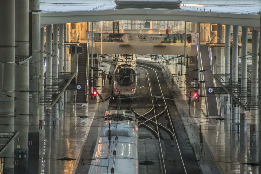 Imagen de un AVE parado en la estación de Atocha de Madrid