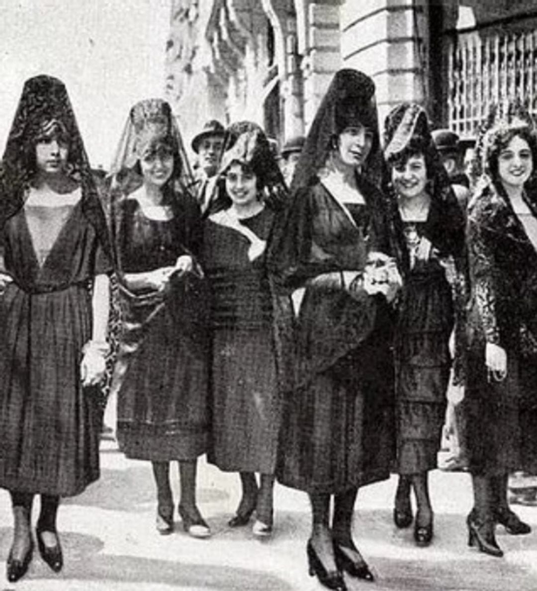 Mujeres de mantilla negra