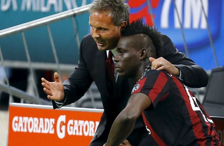 El técnico del Milan Sinisa Mihajlovic da instrucciones a Mario Balotelli.