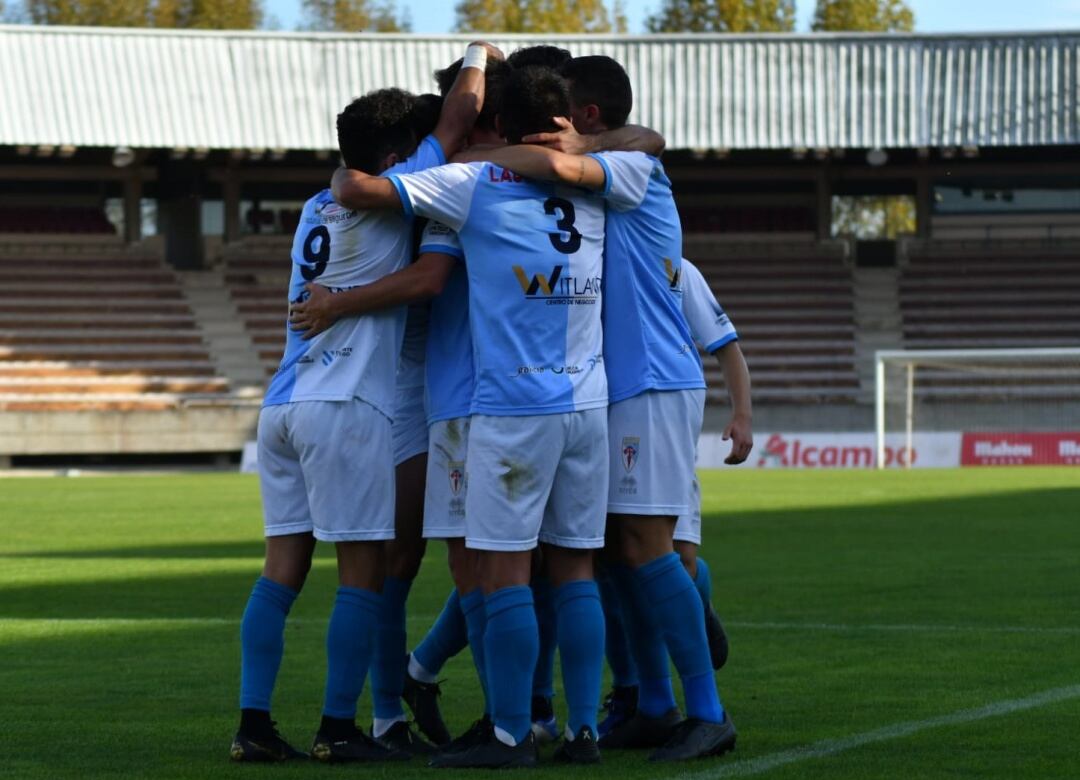 Los jugadores del Compostela, celebrando el gol de Brais Abelenda