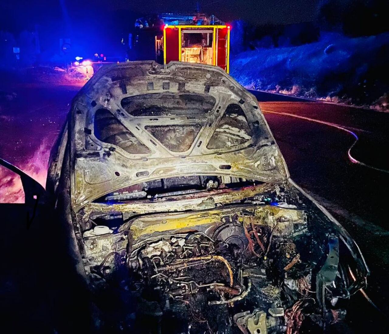 Vehículo calcinado tras el incendio que han sofocado los Bomberos de Jaén.