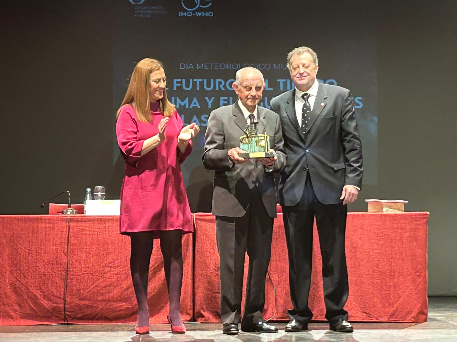 Mariano Bustillo, Premio Nacional a la Colaboración Meteorológica con AEMET, en el centro de la fotografía