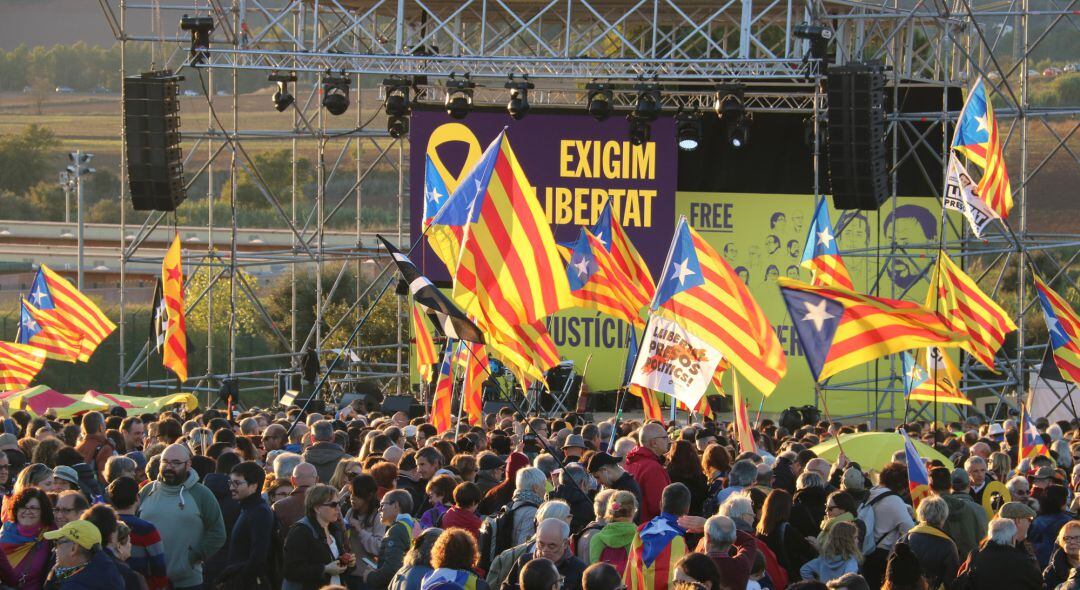 L'esplanada de Lledoners, al costat del centre penitenciari, durant l'acte per l'any d'empresonament dels exconsellers Oriol Junqueras i Quim Forn
