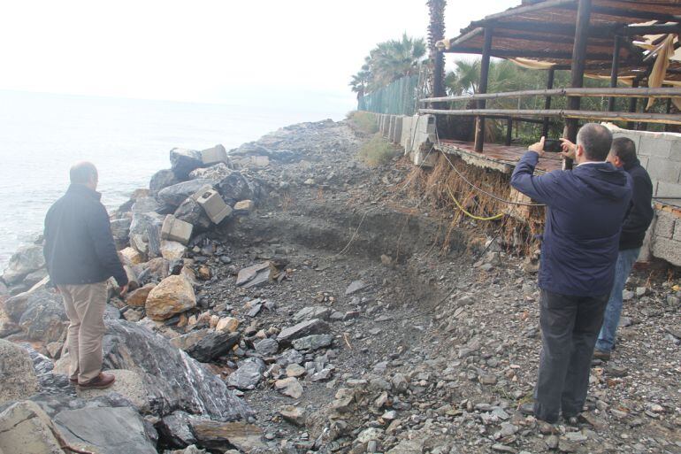 El concejal de Playas de Almuñécar y técnicos municipales revisan los daños ocasionados por el último temporal de levante