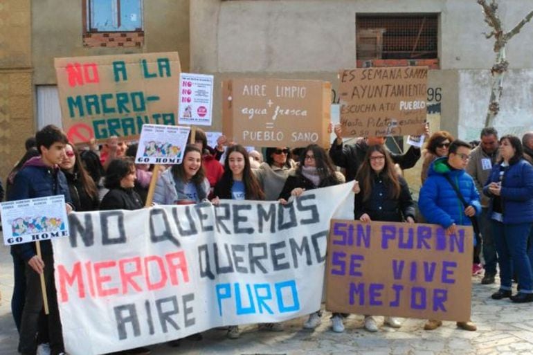 Movilización contra la instalación de una macrogranja de porcino en Cerecinos de Campos