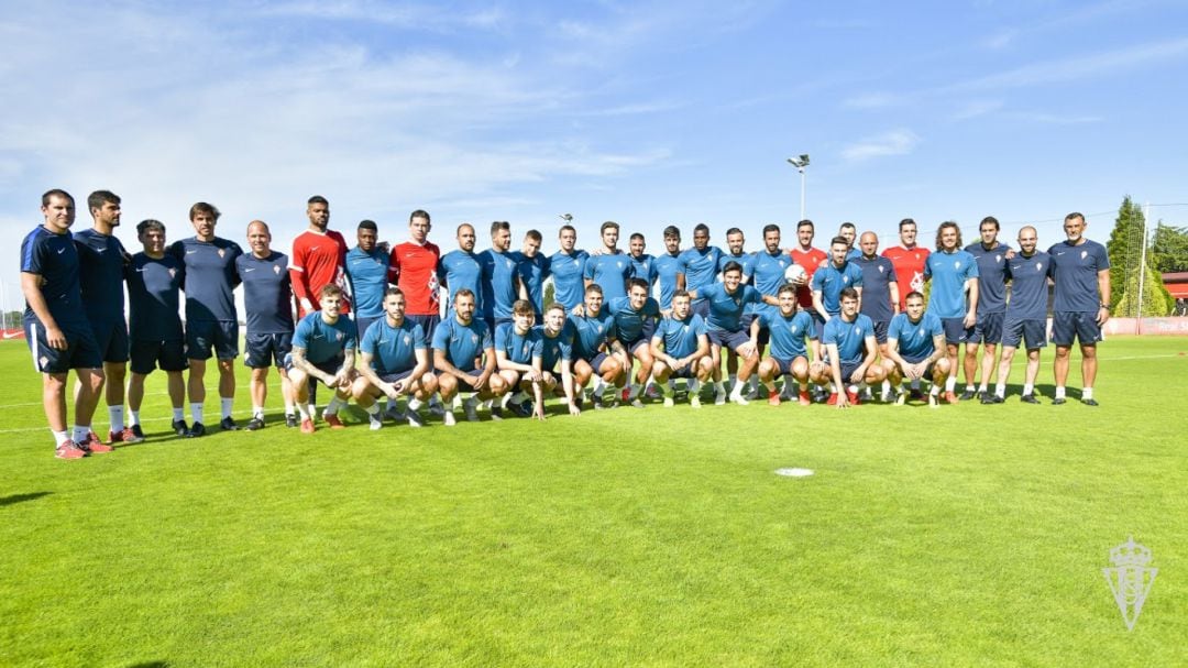 La plantilla rojiblanca posa al completo en la vuelta a los entrenamientos