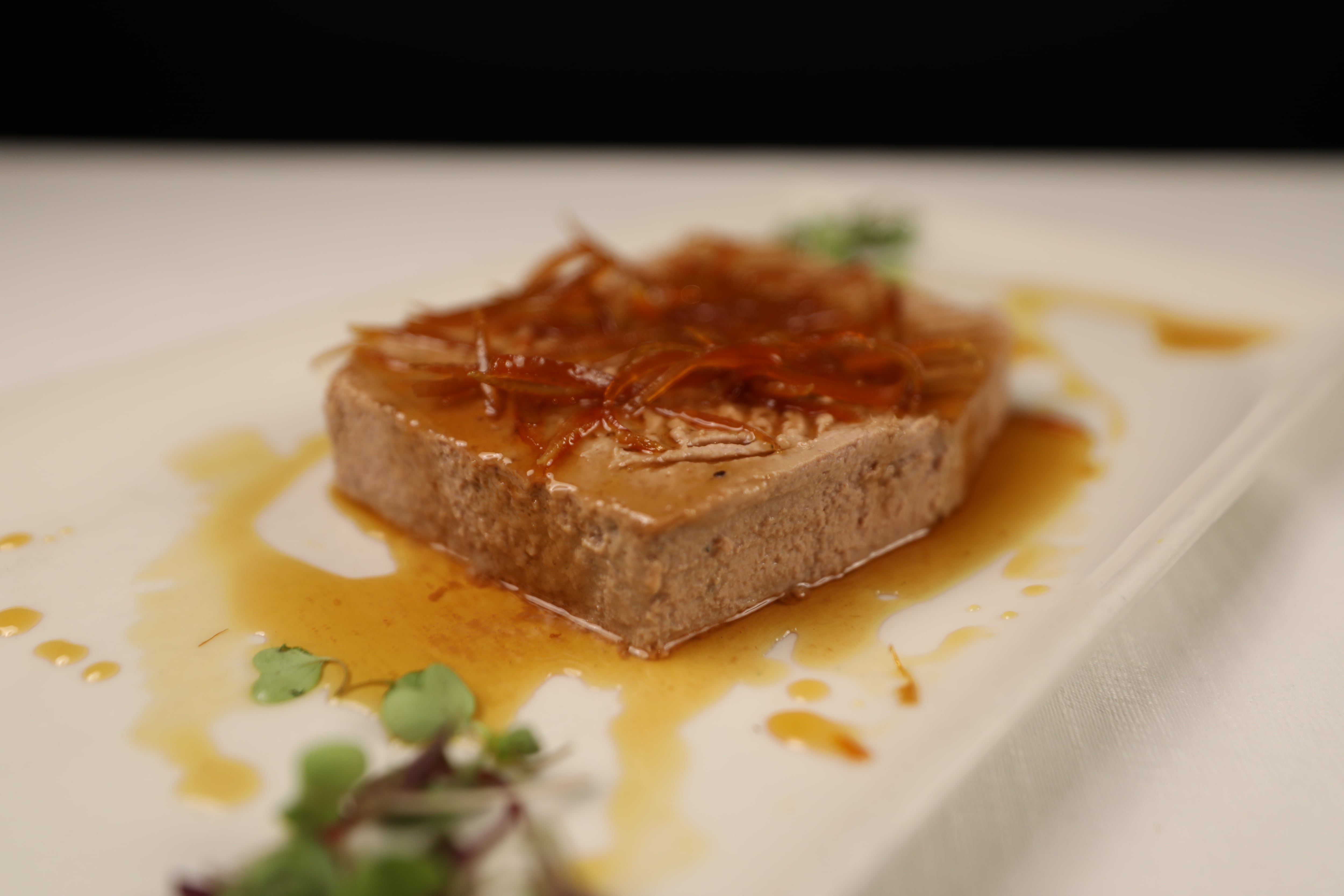 Paté casero caramelizado con salsa de cítricos (El Urogallo).