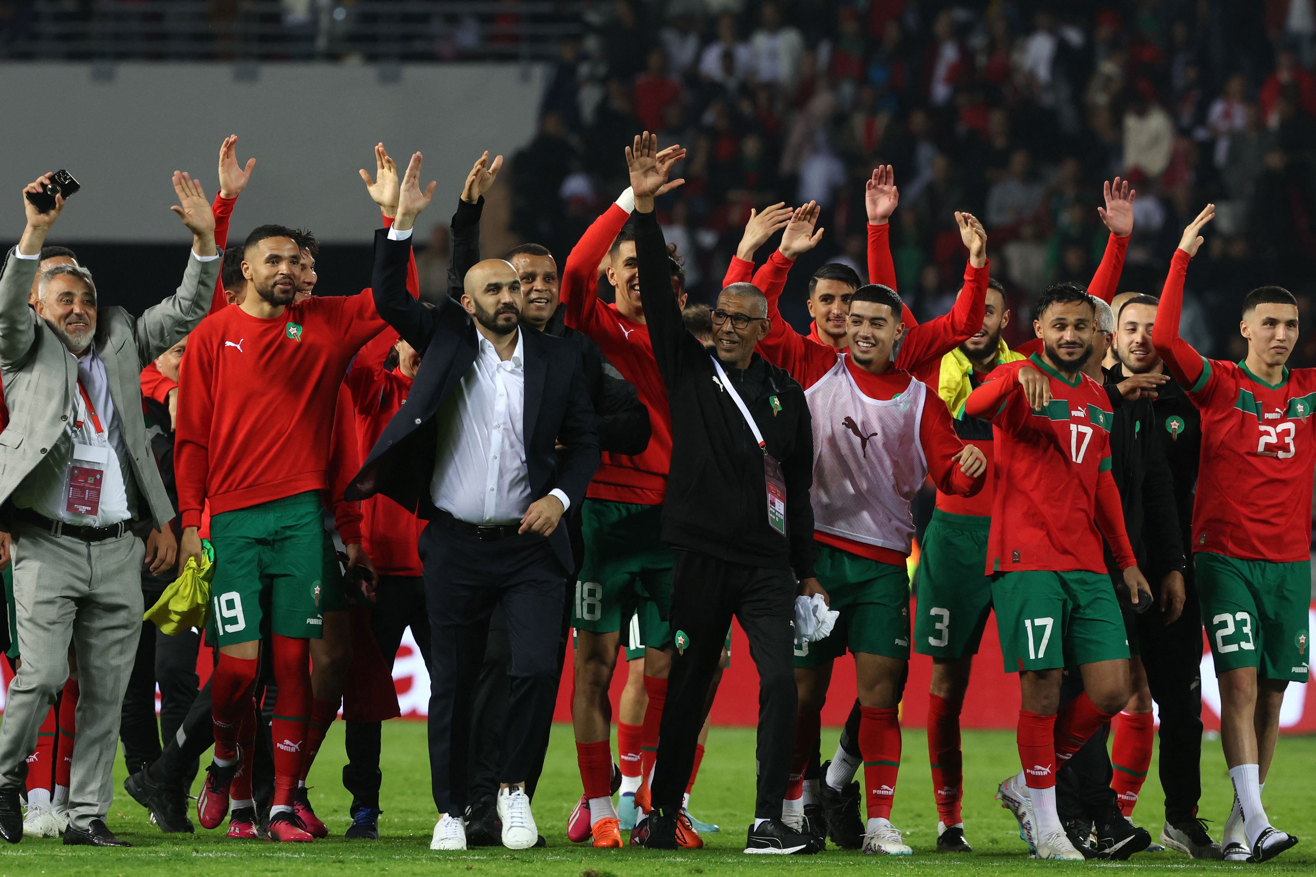 Regragui y los jugadores de Marruecos celebran la victoria ante Brasil.