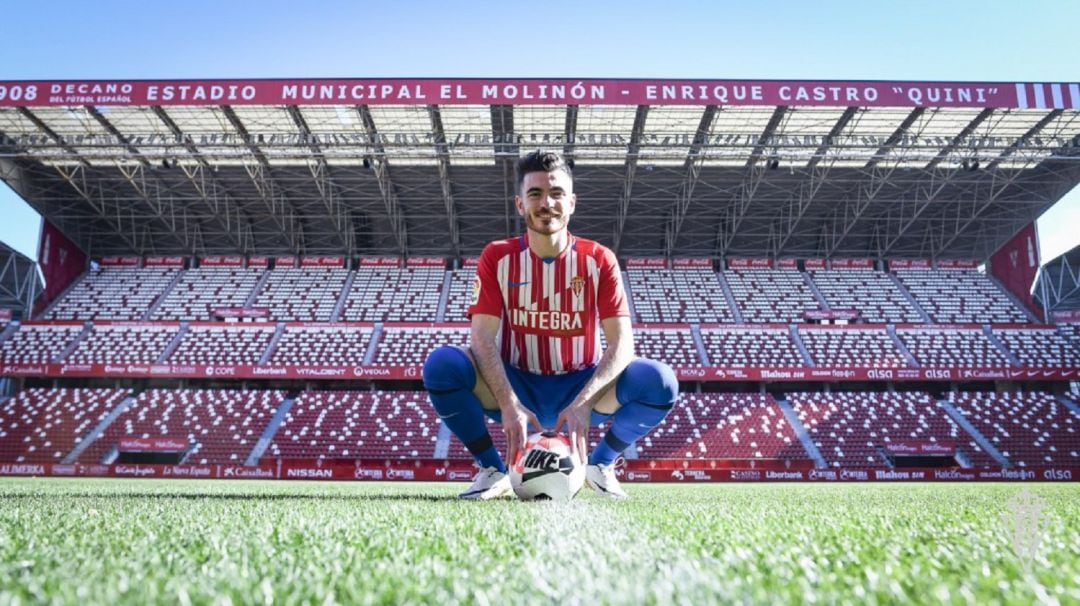 Víctor Campuzano posa en el césped de El Molinón.