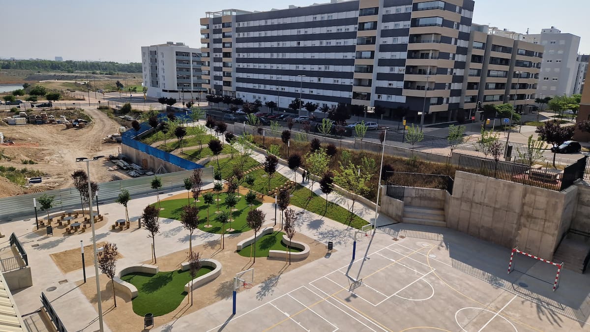 "Continúa el sueño...": emoción en las familias del Ana María Navales que por fin tienen aulas de Primaria en su colegio