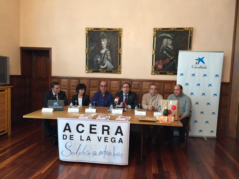 Foto de presentación de la campaña &quot;Ningún palentino sin abeto esta Navidad&quot;.