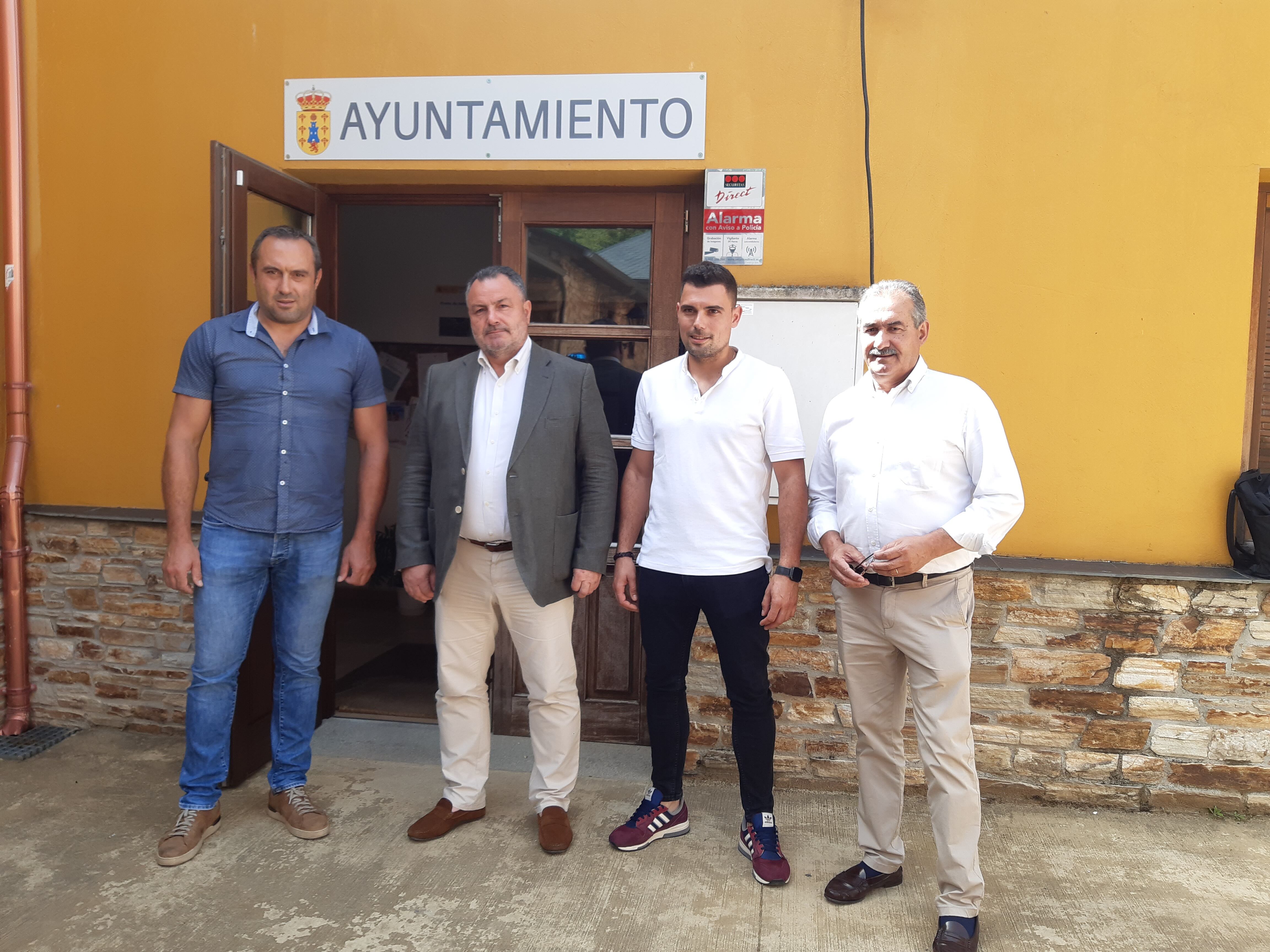 El presidente de la Diputación, Eduardo Morán y el alcalde de Trabadelo, Ricardo Fernández (ambos en el centro)  en el inicio de la visita  al Bierzo Oeste