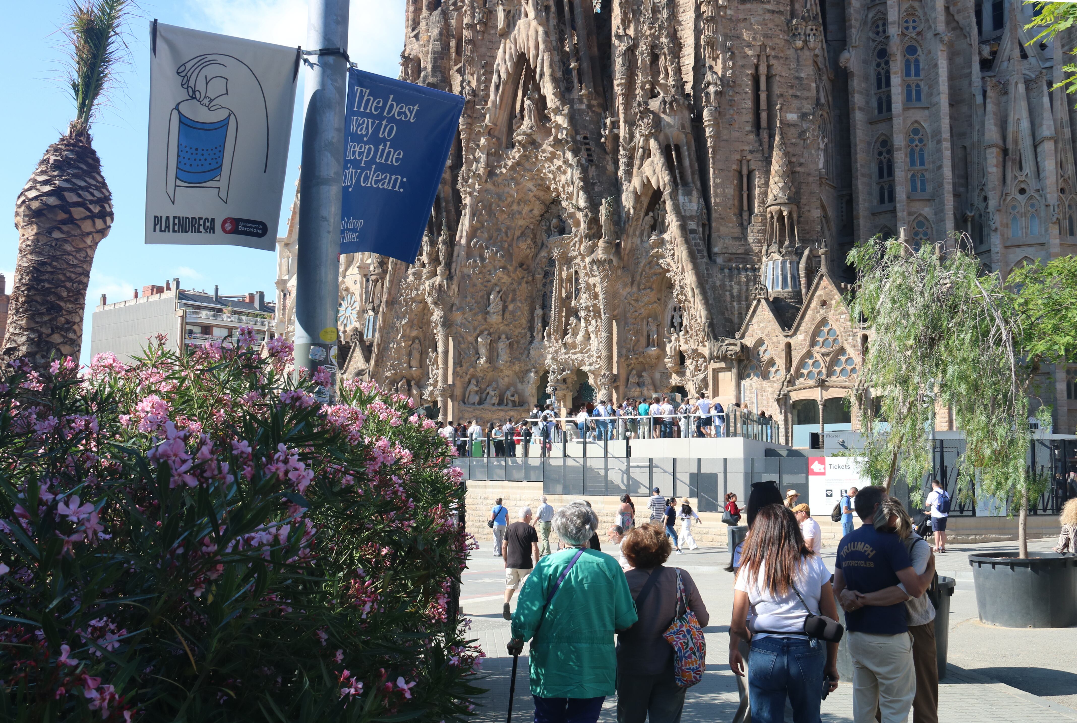 Banderoles de la nova campanya de l&#039;Ajuntament de Barcelona adreçada als turistes amb la Sagrada Família en segon terme.